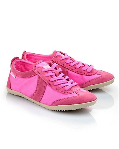 Sneaker aus neon-pink-farbenem Textil mit edlen Veloursledereinsätzen