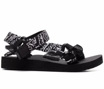 Trekky Sandalen mit Bandana-Print