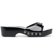 Pantoletten aus Lackleder