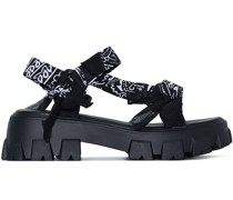 Trekky Sandalen mit Bandana-Print