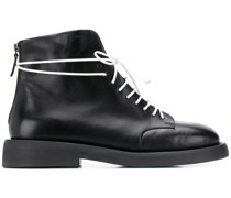 Stiefel mit Schnürung