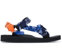 Trekky Sandalen mit Bandana-Print