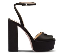 Satin-Sandalen mit Plateau