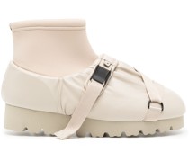 Stiefel mit Schnallenriemen