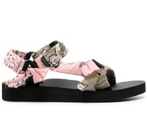 Trekky Sandalen mit Bandana-Print