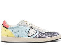 Sneakers mit Bandana-Print