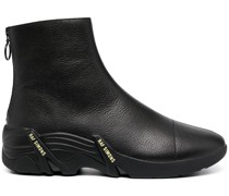 Stiefel mit strukturierter Sohle