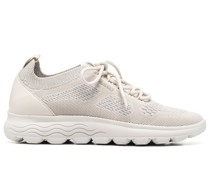 Sneakers mit Netzeinsätzen