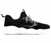 Sneakers mit Mesh-Einsätzen