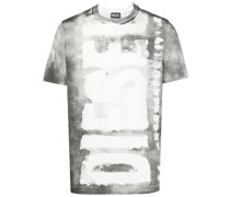 T-Shirt mit gemaltem Logo