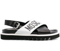 Sandalen mit gekreuzten Riemen