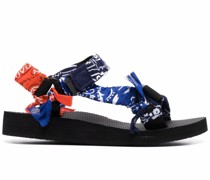 Trekky Sandalen mit Bandana-Print