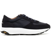 Sneakers mit Mesh-Einsätzen