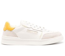 Sneakers mit Kontrasteinsätzen