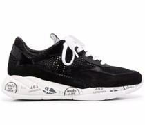 Sneakers mit Netzeinsätzen