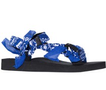 Trekky Sandalen mit Bandana-Print