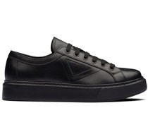 Sneakers mit Logo-Prägung