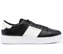 Sneakers mit Logo-Streifen