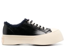 Sneakers mit mandelförmiger Kappe