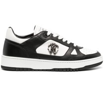 Sneakers mit Logo-Schild