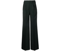 Myriam Hose mit weitem Bein
