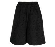 Shorts mit Lochstickerei