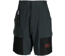 Gerade Shorts mit Logo-Patch