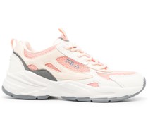 Sneakers mit Netzeinsätzen