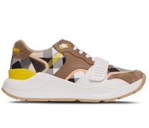 Sneakers mit karierten Einsätzen