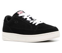 Sneakers mit Logo-Prägung