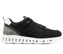 Outstream Sneakers