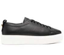 Sneakers mit Logo-Schild