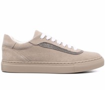 Sneakers mit Kugelketten