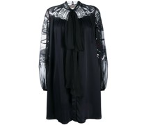 Ausgestelltes Kleid mit Pailletten