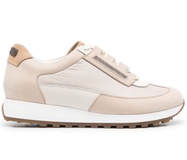 Sneakers mit Kontrasteinsätzen