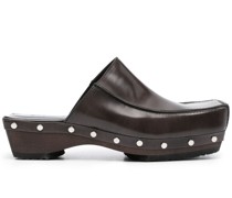 Leder-Clogs mit Nieten