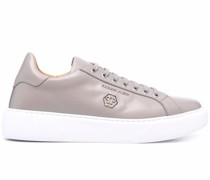 Sneakers mit Logo-Schild