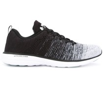 Sneakers mit Schnürung
