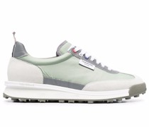 Sneakers mit Kontrasteinsätzen