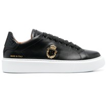 Sneakers mit Wappen