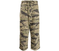 Cropped-Hose mit Camouflage-Print