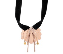 Halskette mit drapiertem Blumenanhänger