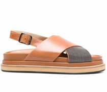 Sandalen mit überkreuzten Riemen