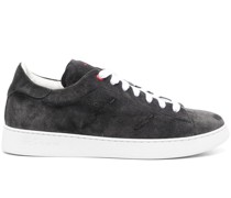 Sneakers mit sichtbaren Nähten