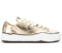 Sneakers im Metallic-Look