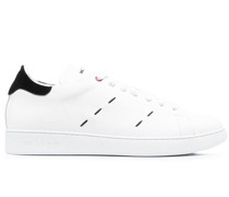 Sneakers mit Kontrastnähten