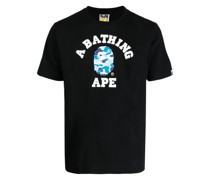 A BATHING APE® T-Shirt im College-Look