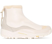 Stiefel mit Kontrasteinsätzen