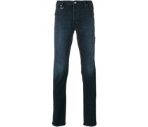 Eng anliegende Röhrenjeans