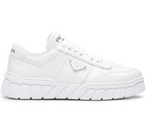 Sneakers mit Logo-Schild
